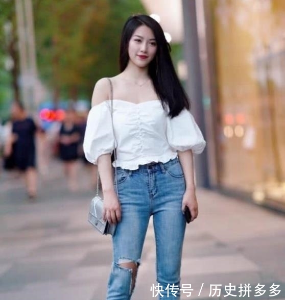  女人味：街拍：一貌倾城的美女，一件一字肩上衣配牛仔裤，时尚优雅女人味