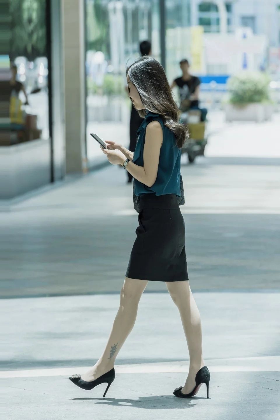 街拍:优雅气质肉丝美腿大姐姐，彰显成熟女人风采