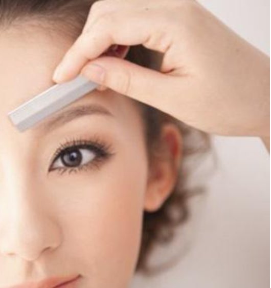 千万别去纹眉，很难看!化妆师教你一招，三步画出好看眉毛