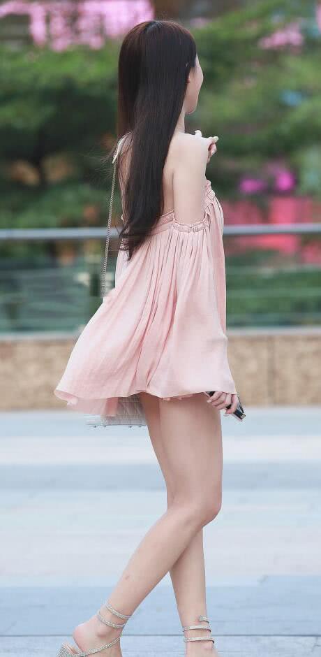 时尚小姐姐嫩粉色一字肩刚刚盖过臀部，让人好奇下边到底穿没穿裤