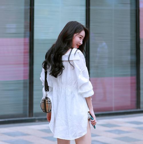 紧身牛仔裤展现美女那完美的曲线，散发着不一样的魅力，真好看！