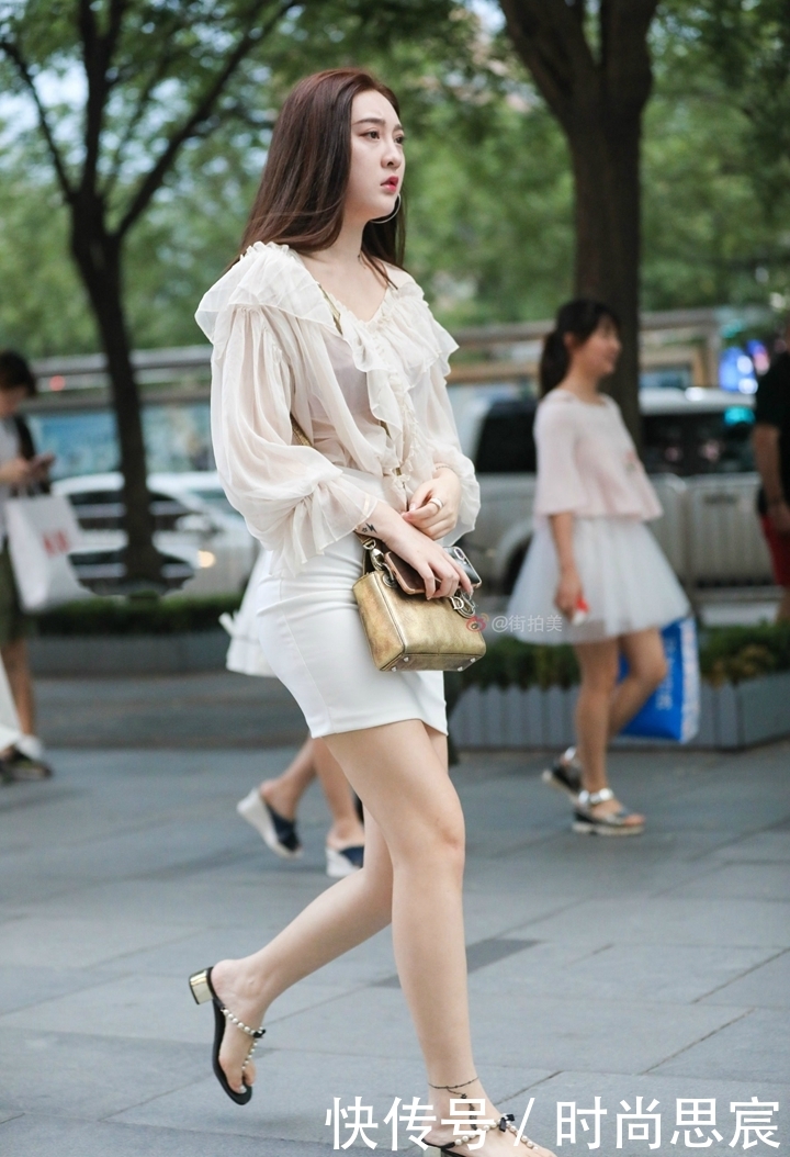 街拍：肤白貌美的姑娘太有女人味了，忍不住多看两眼
