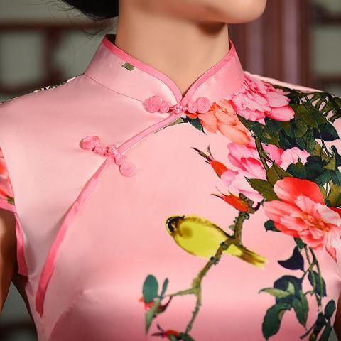 旗袍就是很神奇的，当你一穿上它就莫明有一种优雅韵味