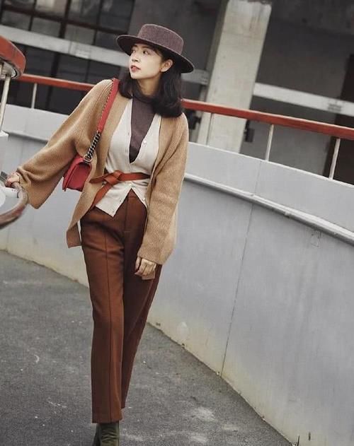  #春天#真正会穿的女人，春天穿针织衫很少配牛仔裙，看三木你就知道了！