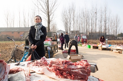  见到：乡村 “露水集”，城里人难见到，集市很早很小，方便群众