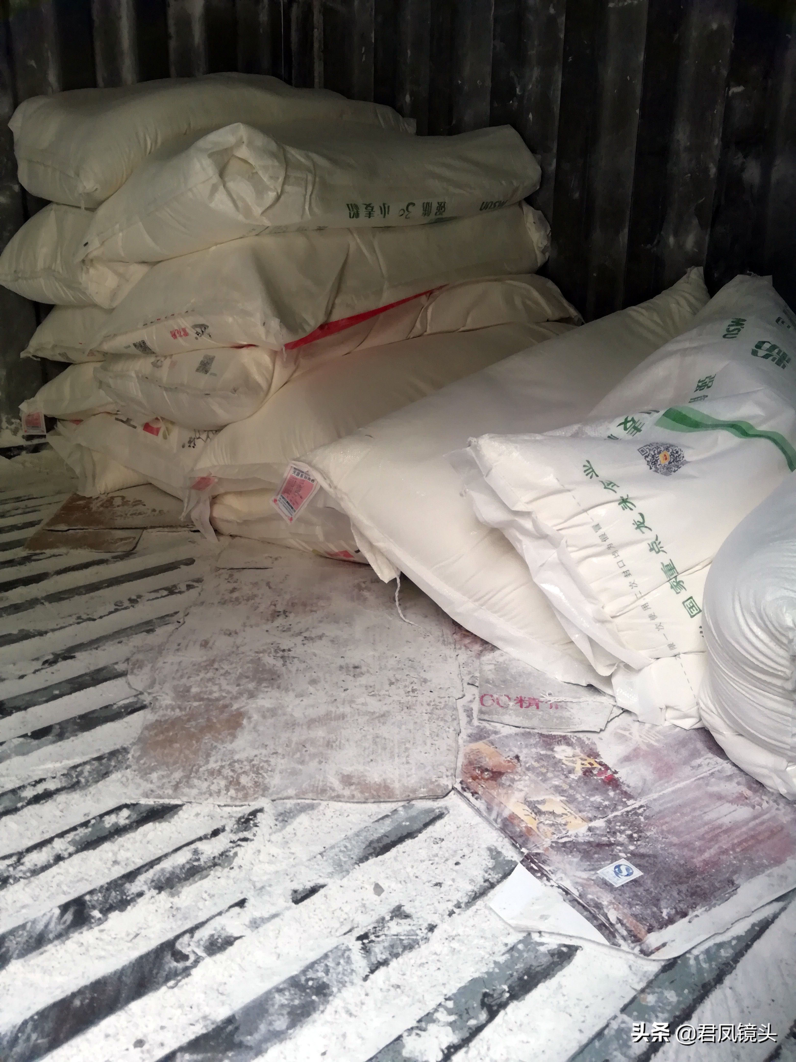 湖北宜昌:工人搬运面粉，白面腾飞;面粉来自河南