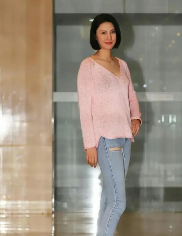 「美女」街拍:香艳夺目的美女,一件白色上衣配黑色半身裙,时尚大方气质