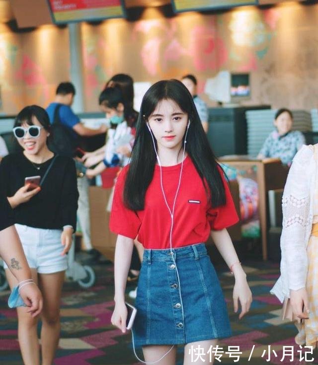 鞠婧祎简直了，牛仔裙这么紧还能把上衣扎进去，小腰到底有多细