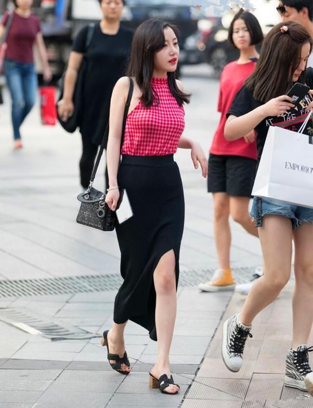 街拍:小姐姐纯真俏丽气质出众，身材均匀有致