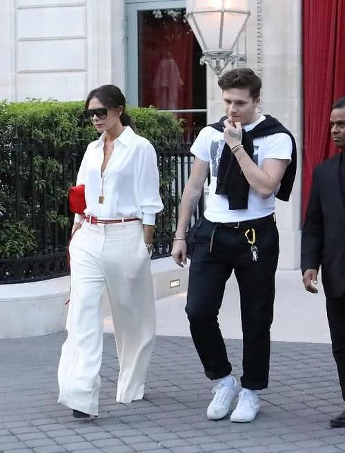 大布和贝嫂参加活动，身材圆润似发福，网友：眉毛怎么缺了一块？