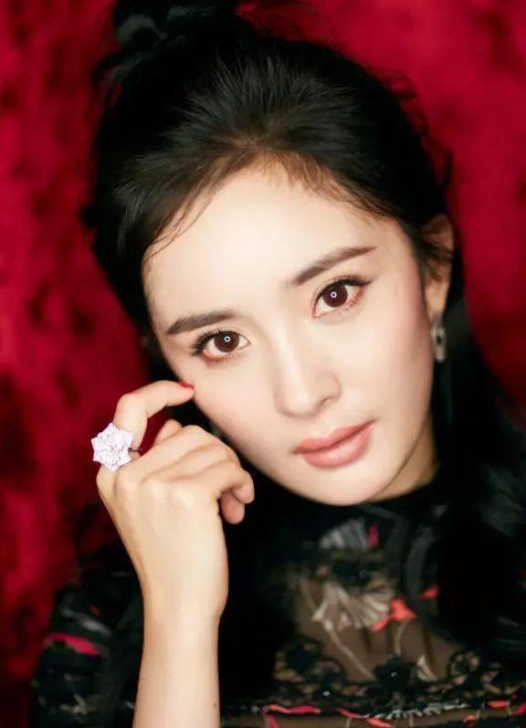 baby杨幂关晓彤竟看不出年龄差？原来她们扎了同款发型！