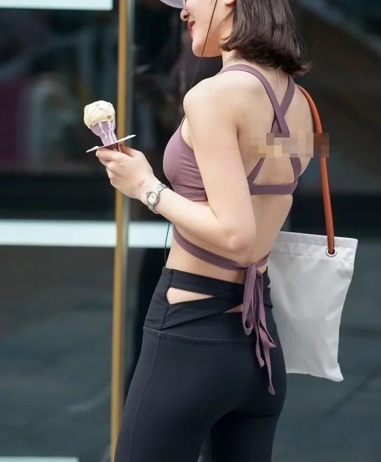 气质小姐姐黑色紧身裤穿出双腿修长,勾勒身材凸显魅力