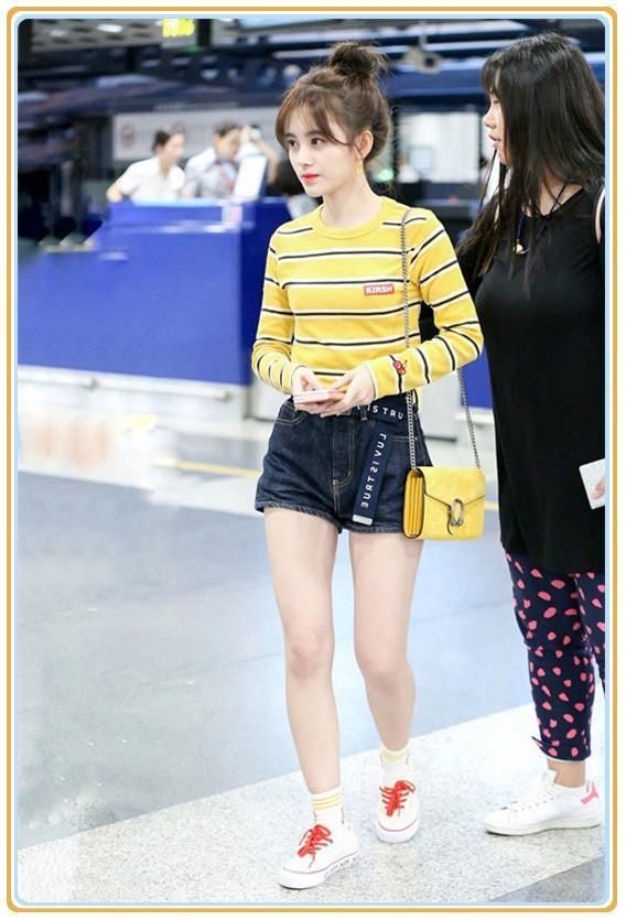 鞠婧祎够狠，穿紧身短裤还要扣四颗扣子，网友：为显腿长真是拼了