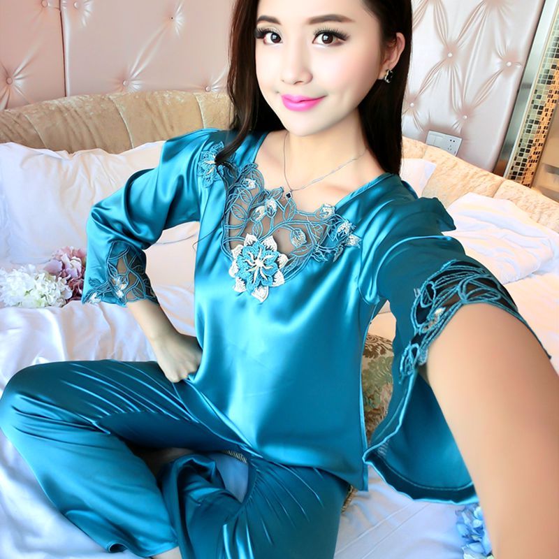 在家别傻傻穿棉衣，学学下图女人穿薄薄一层冰丝睡衣，动感又不露