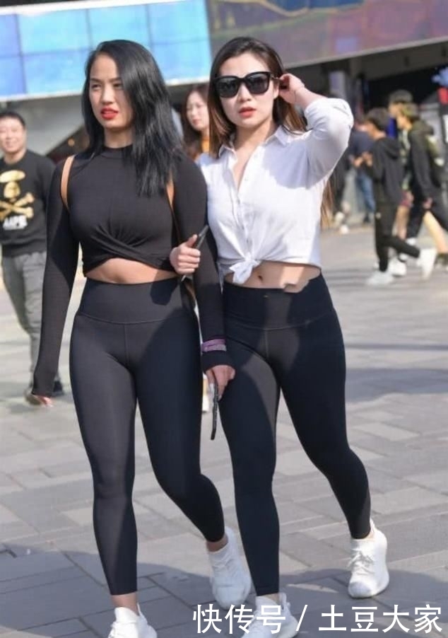 美女@清爽的波点裙外搭帅气的西装,简单大方照样能穿出潮范!