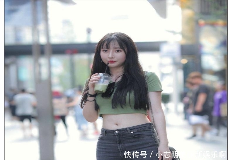  『搭配』小姐姐甜美可爱的长相，还有灵动的眼睛！