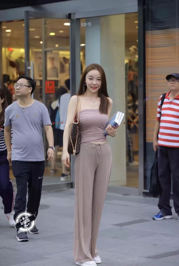 街拍:爱看书的美女，抹胸衣服却穿出了高贵