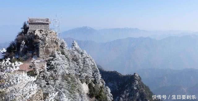 中国最特殊铁庙，重达一吨直立山顶巨石上，四周都是崖壁千年不倒