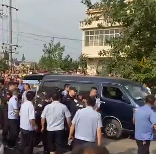 湖南桃源回应“死者家属打死肇事司机”：谣言，3人堵路被拘