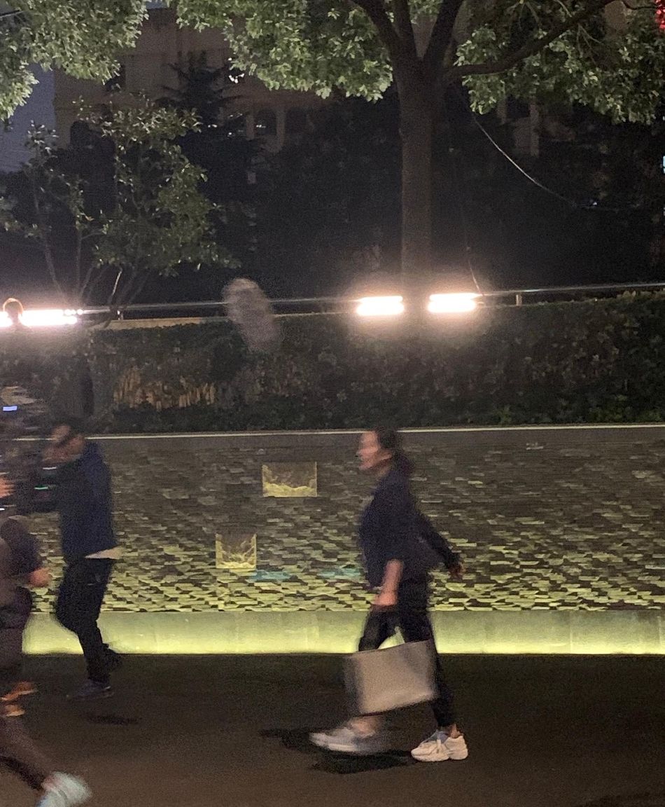 刘诗诗朱一龙主演：刘诗诗朱一龙《亲爱的自己》路透 两人拥抱画面有点甜