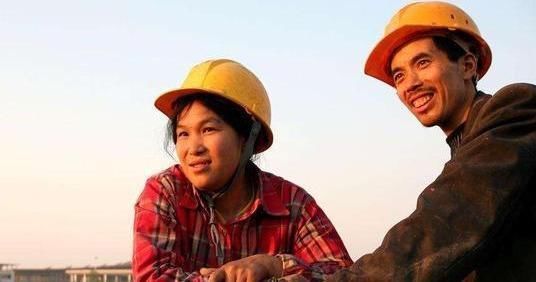  「农民兄弟」农民进城，月入过万的2个工作，比工地挣的多，轻松