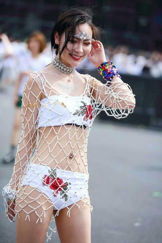 街拍:妹子身材凹凸有致，一般人还驾驭不了