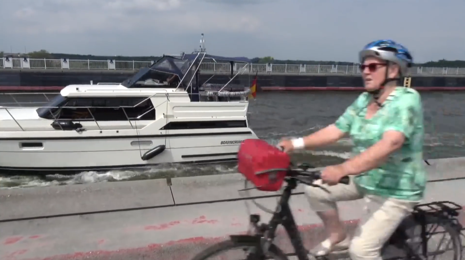 世界最神奇的一座桥,船在桥上面游,汽车在水下面走!