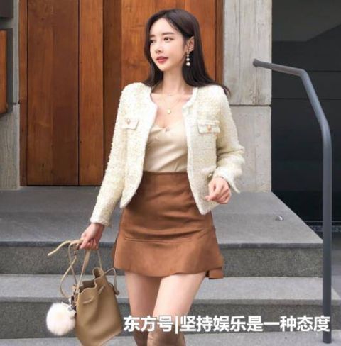  [气质]街拍：秀丽端庄的美女，一件白色外套配时尚短裙，气质迷人