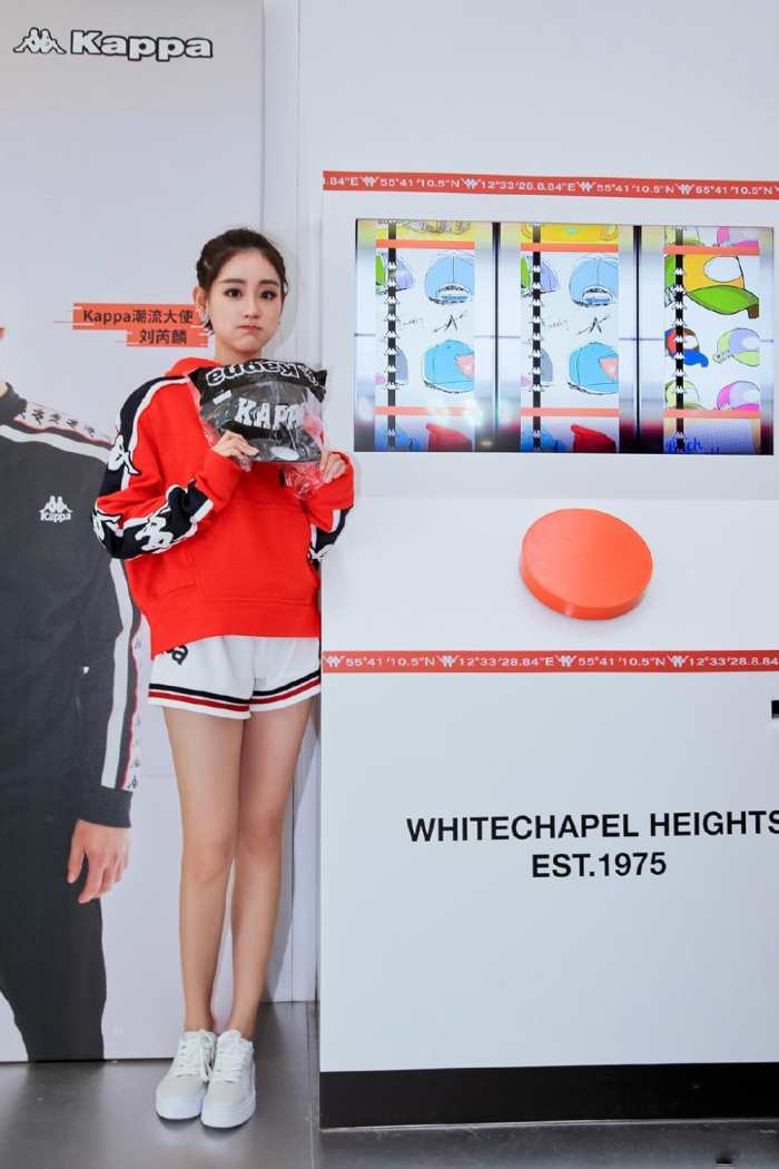 祝绪丹穿小短裙腿型不比杨幂差, 网友: 比老板美, 怎么会红?