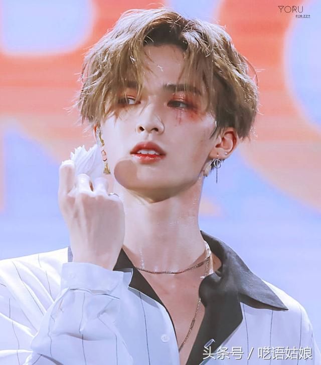 小鬼双马尾驯鹿造型，朱正廷吸血鬼眼妆，范丞丞爱心发型！