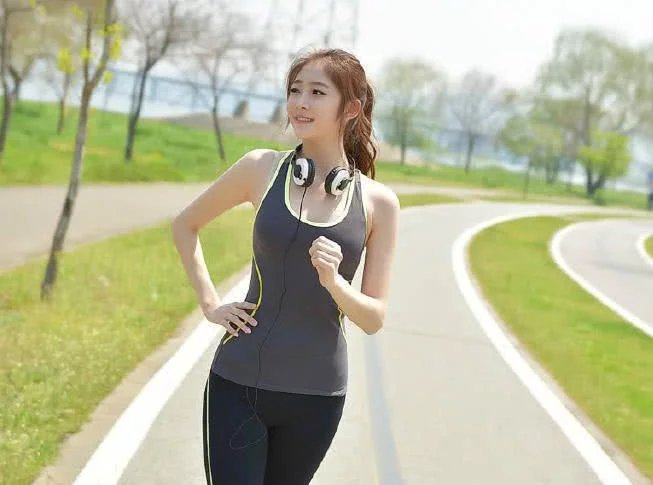 爱上健身的韩国小姐姐，素颜出镜很精美，紧身装裹出纤细水蛇腰吸