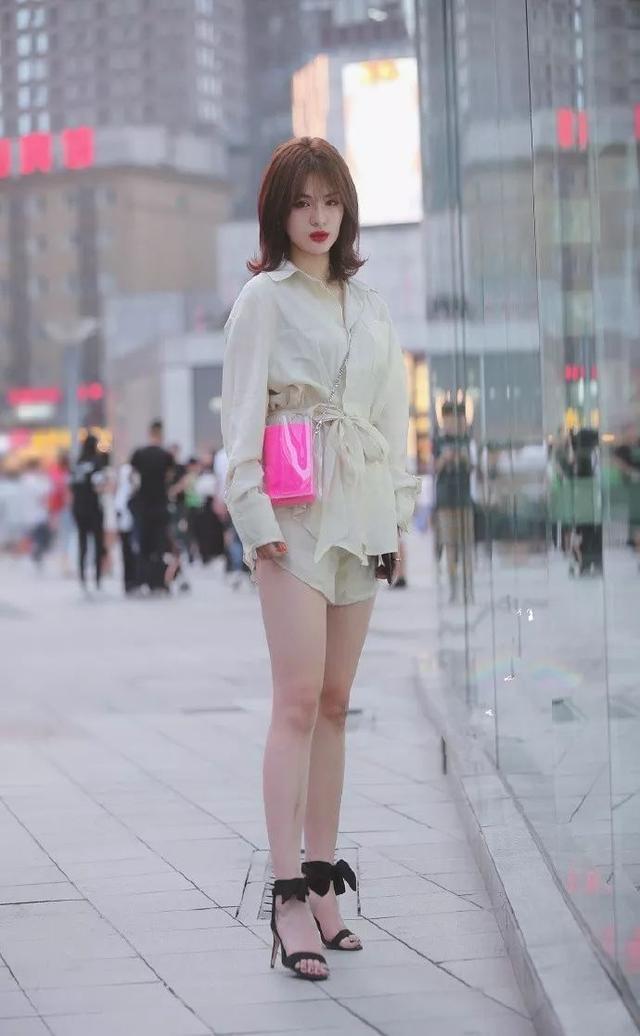 身穿|街拍:小姐姐一头微卷的长发,身穿吊带连衣裙,显得更加的有魅力