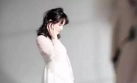 一直都是长卷发的陈乔恩，剪了头发还是那么美...