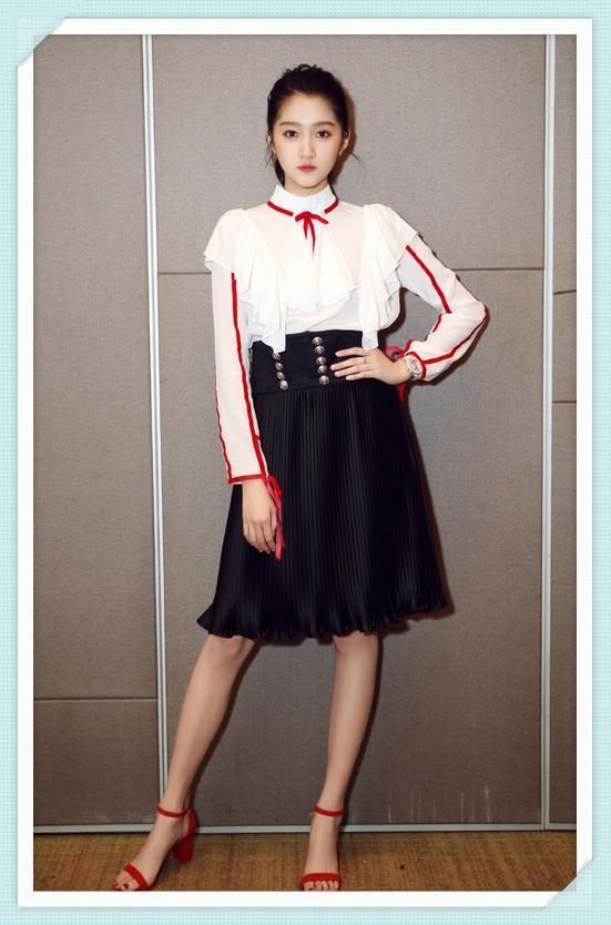 关晓彤胆真大!穿包臀裙半蹲秀身材，网友:简直就是大写的S!