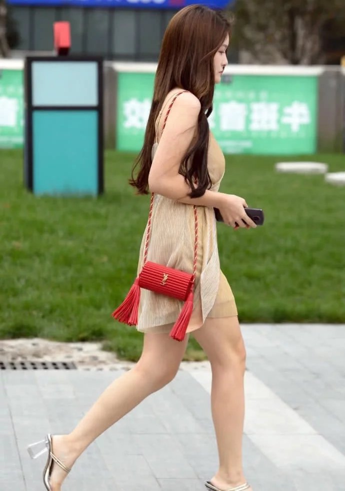 性感御姐深V超短连衣裙穿出迷人筷子腿，洁白如玉的美腿真的是性