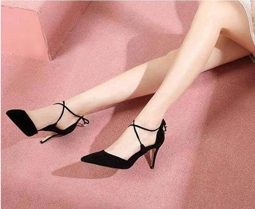 有小清新的尖头鞋，穿上去的感觉很美，似乎有着一些魔力