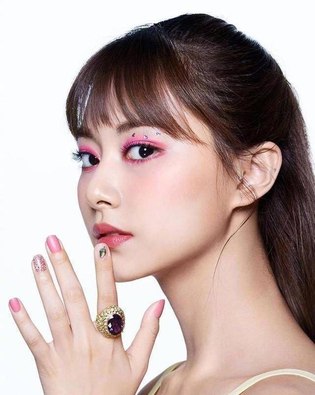 TWICE■TWICE组合画报，“九人九色”韩国彩妆魅力，显青春年华少女气息