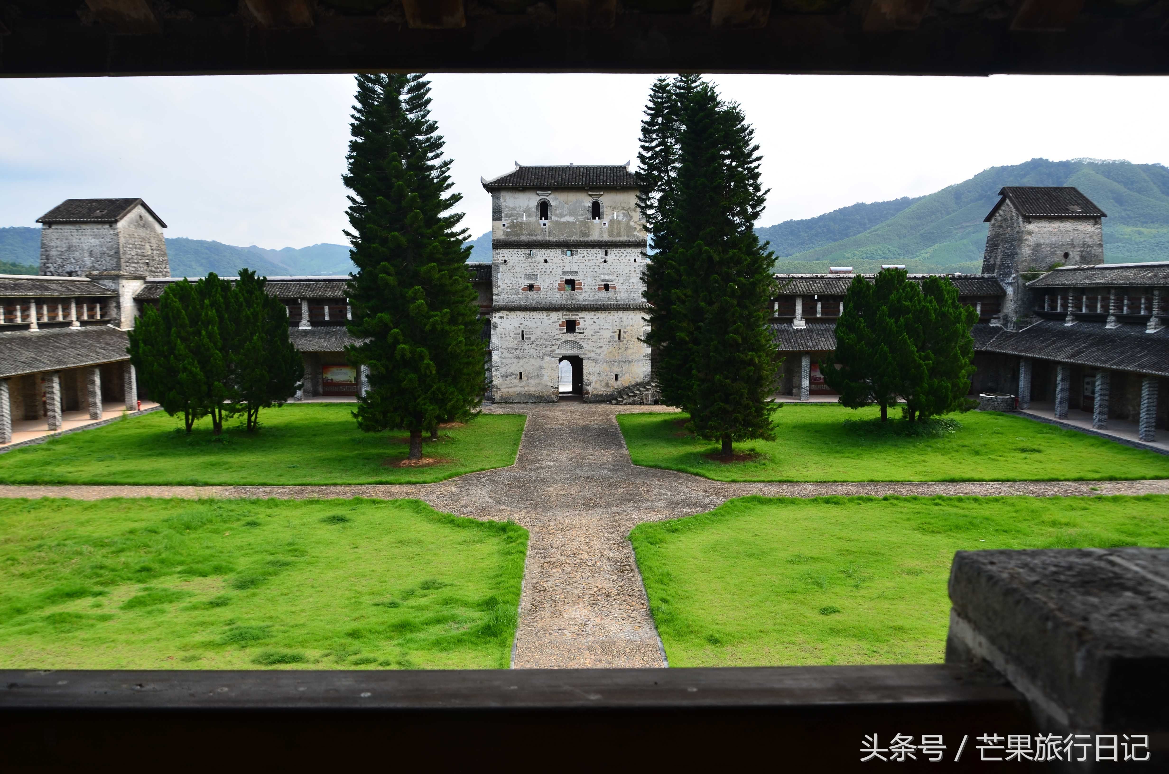 在广东和湖南交界处，有个美丽的县，出了世界级旅游景区