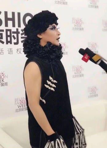“小虎队”陈志朋时装周造型奇葩放飞自我，网友纷纷说道辣眼睛