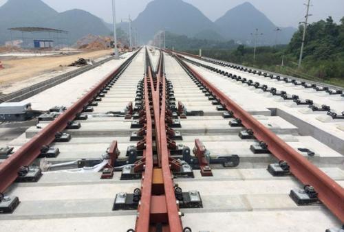 为什么普通列车轨道铺碎石，而高铁轨道却不用？