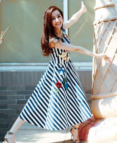 迪丽热巴的高跟鞋，再搭配上“蝴蝶臀”，堪称完美