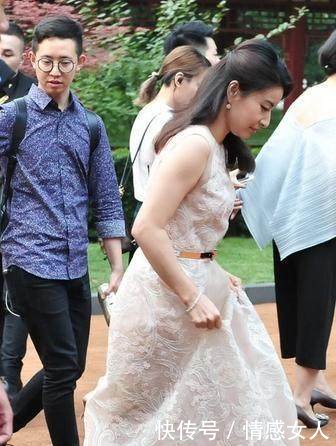 郭晶晶气场真不是盖的！和公公霍震霆出席活动，霍启刚都靠边站了