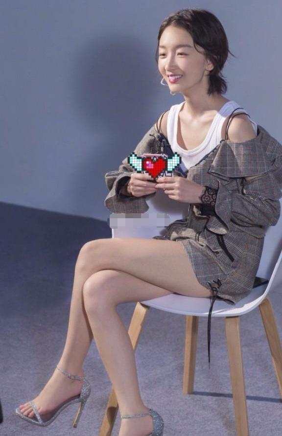 周冬雨真敢穿! 仅仅一件衬衫就能当裙穿, 网友: 个子矮也是优势!