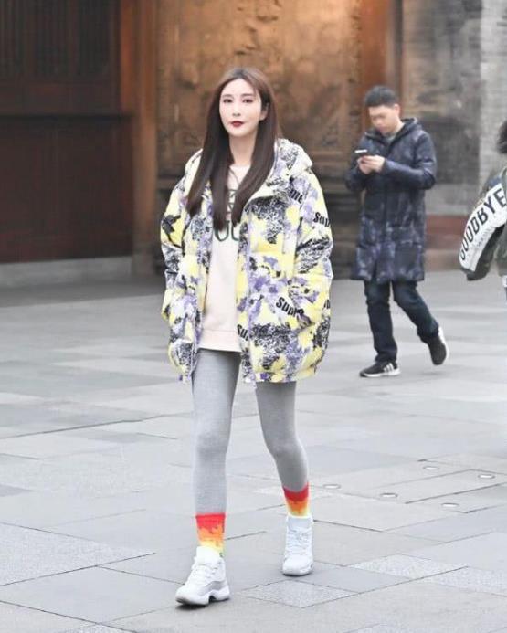  『气质』街拍：气质不凡的美女，身穿短款上衣搭配牛仔裤，展现端庄优雅的魅力