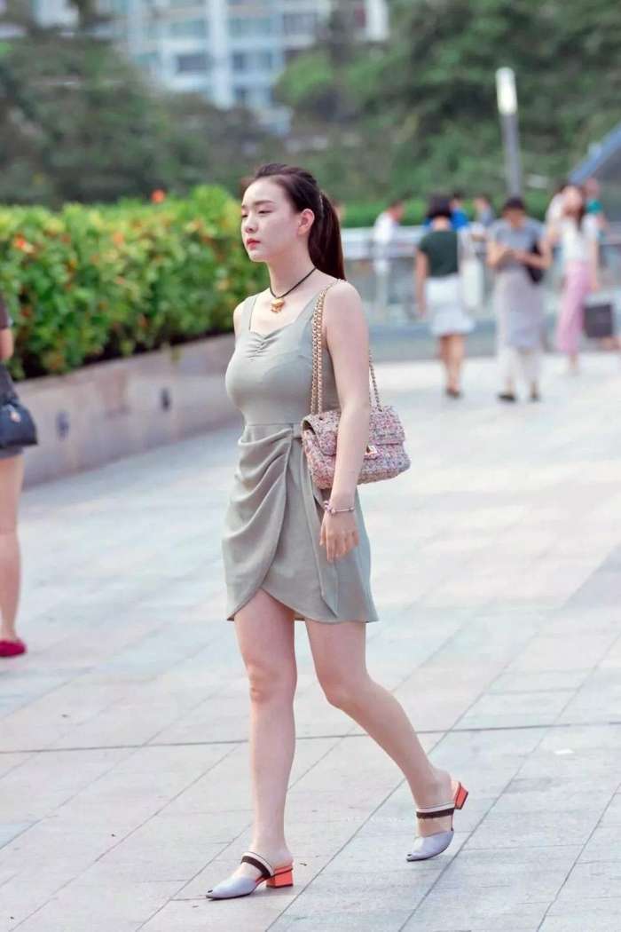 街拍: 紧致贴身裙辣妈, 身材傲娇, 走路就是这么自信!