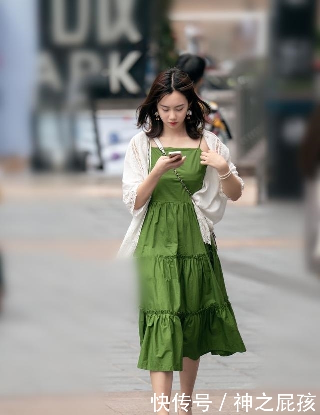 红色|街拍:美女一双红色的高跟鞋再配上红色的脚趾甲,给人一种非常强势的气场