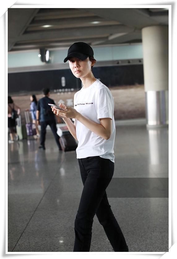 36岁车晓素颜现机场，孤身一人无人识，网友：昔日阔太变路人！