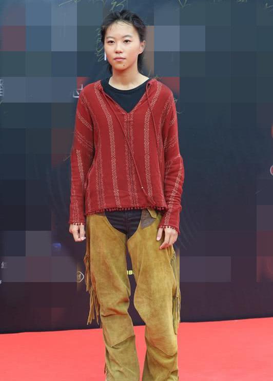 窦靖童洗掉了下巴线，裤子却让人犯尴尬症，网友：时尚过了也尴尬