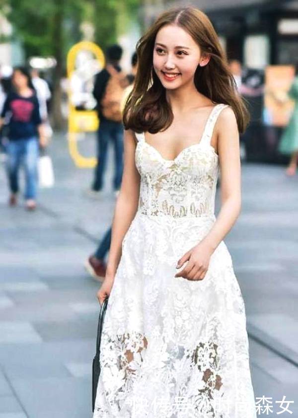 街拍：小姐姐身材曼妙美腿吸睛，温柔的味道！