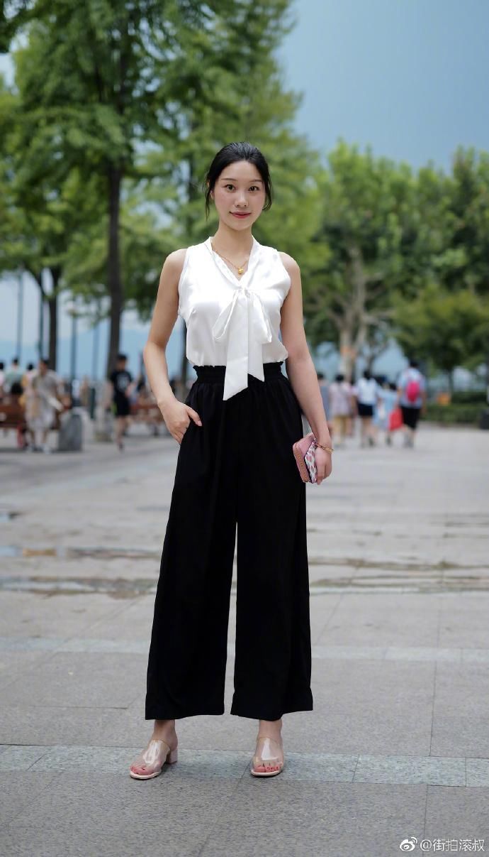 如果七夕节不知道怎么穿?那就穿白色上衣搭配长裤或者半身裙!
